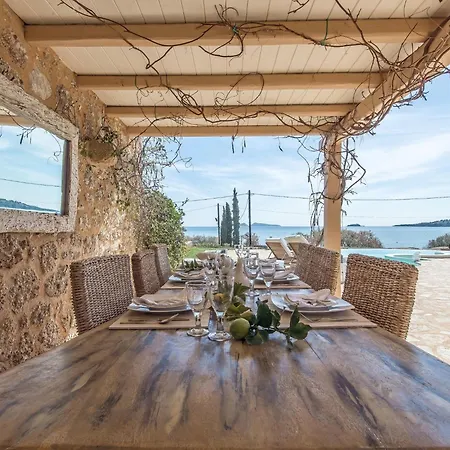 In Peloponnese By Petrothalassa וילה